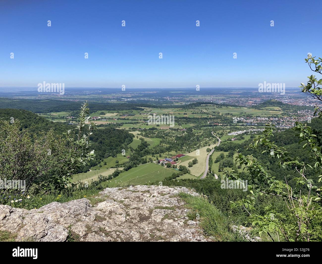 Blick von einem Felsvorsprung über eine wunderschöne Hügellandschaft in den Schwäbischen Alpen in Süddeutschland Stockfoto