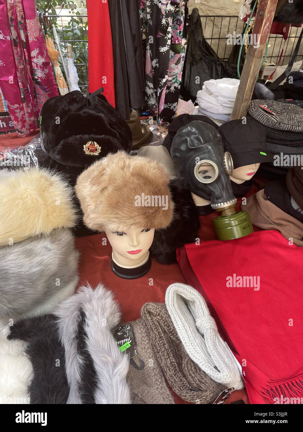 Vintage Ostdeutsche Accessoires einschließlich für Hüte und Leder Gasmaske - Smartphone-aufgenommenes Stockfoto