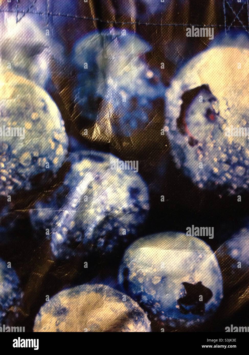 Abstraktion Nahaufnahme von gefrorenen Heidelbeeren, die in Farbe und Form umgewandelt wurden Stockfoto