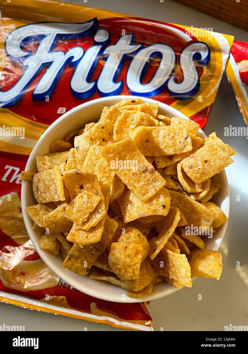 Nahaufnahme einer Schüssel des knusprigen Maisjausnacks Fritos, 2021, USA - Smartphone-aufgenommenes Stockfoto