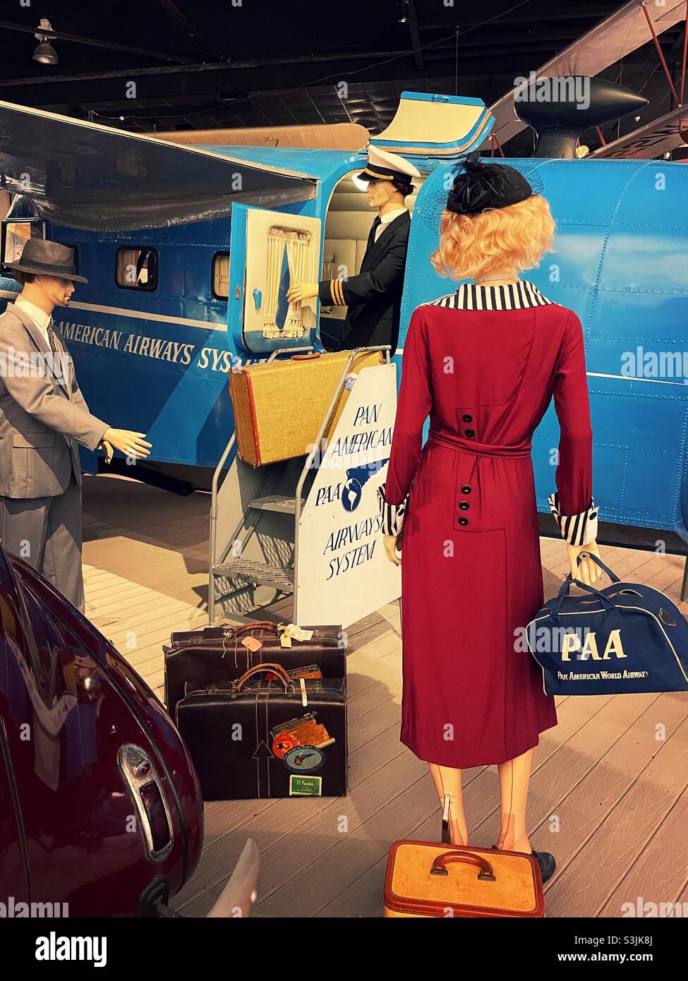 Die Wiege des Luftfahrtmuseums zeigt eine Abfluganzeige eines frühen PAN American Airways-Systems, das mit Passagieren und Flugbesatzung spielt, Garden City Long Island, 2021, USA Stockfoto