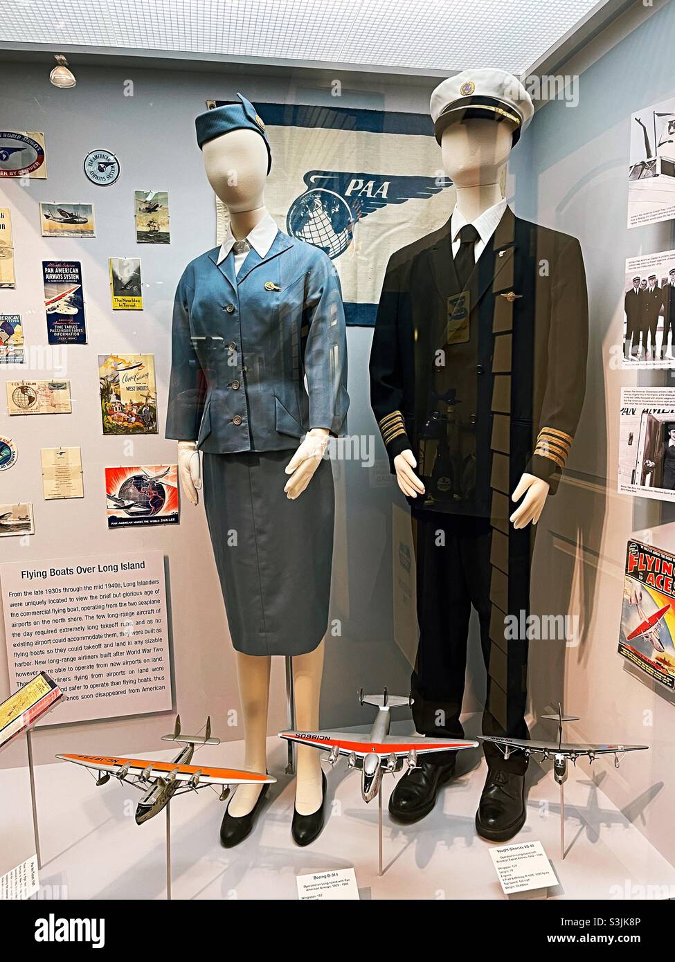 Wiege der Flugzeugmuseum Schaufensterpuppen gekleidet in Pan American Airways Stewardess und Pilotenuniformen, 2021, Garden City Long Island, New York, USA Stockfoto