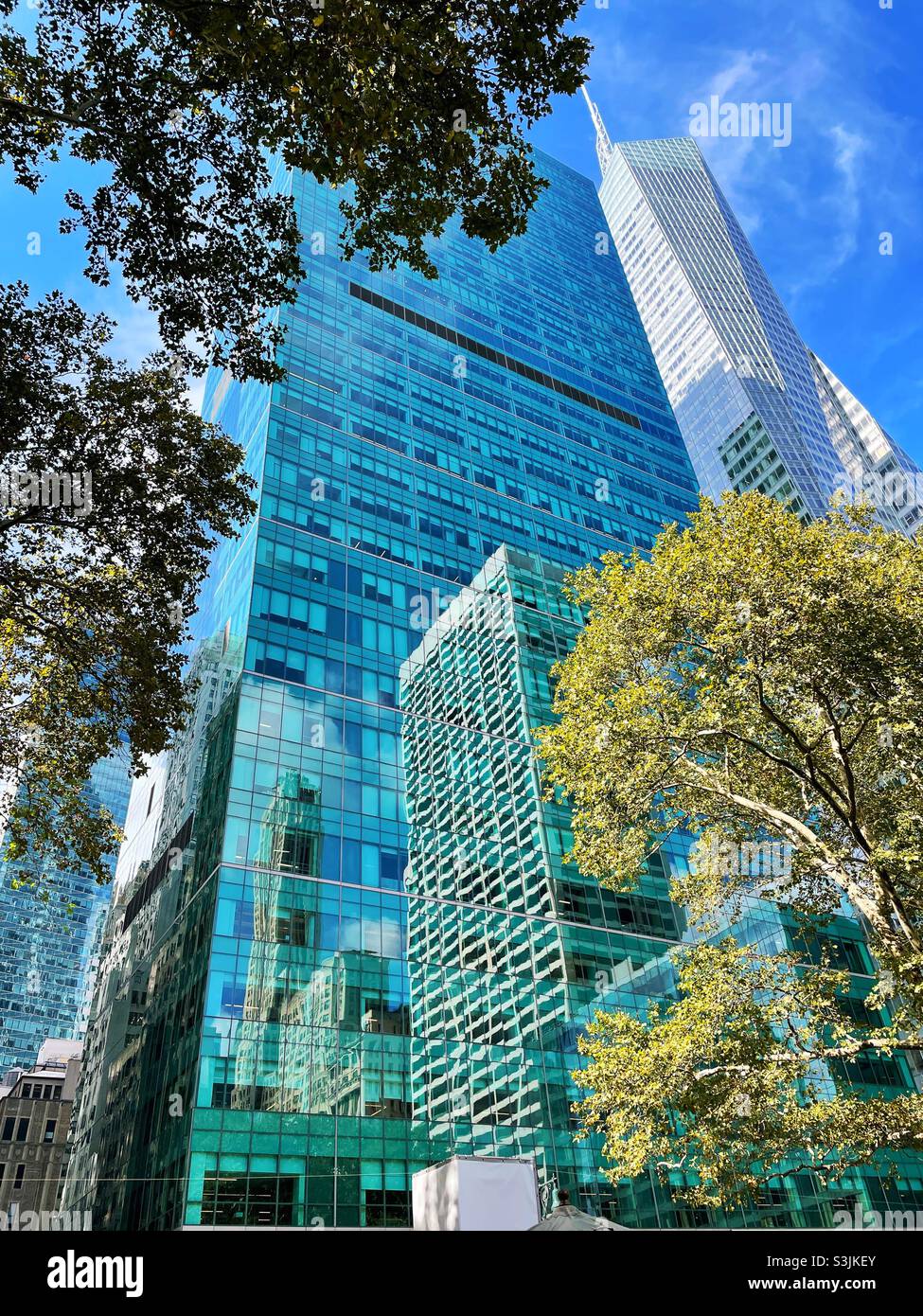 1095 Avenue of the Americas, der salesforce Tower und das Bank of America Gebäude aus der Sicht des Bryant Park, 2021, NYC, USA Stockfoto