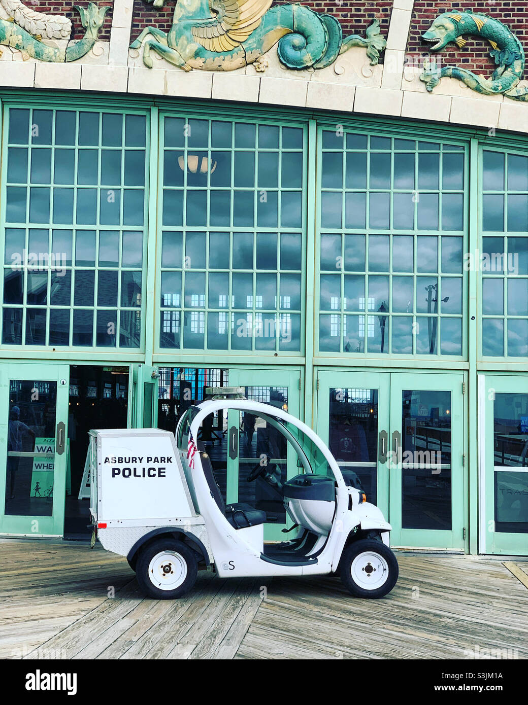 August 2021, Polizeifahrzeug vor der Convention Hall, Asbury Park Boardwalk, Asbury Park, Monmouth County, New Jersey, Usa Stockfoto
