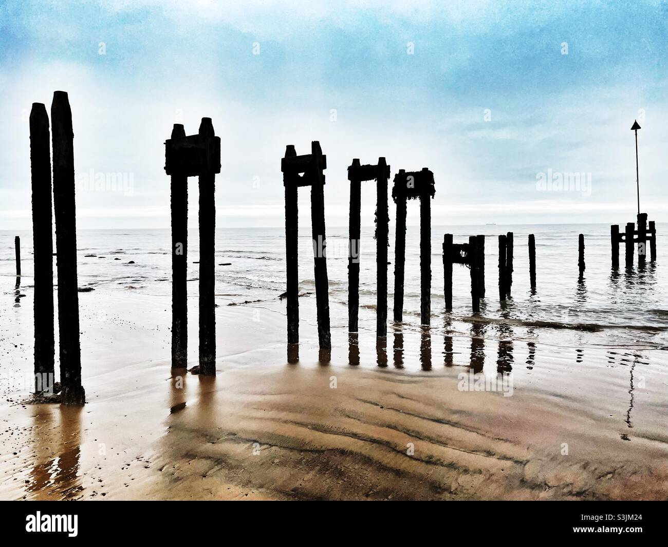 Ehemaliger Rahmen des Kanalisationsablaufrohrs - Smartphone-aufgenommenes Stockfoto