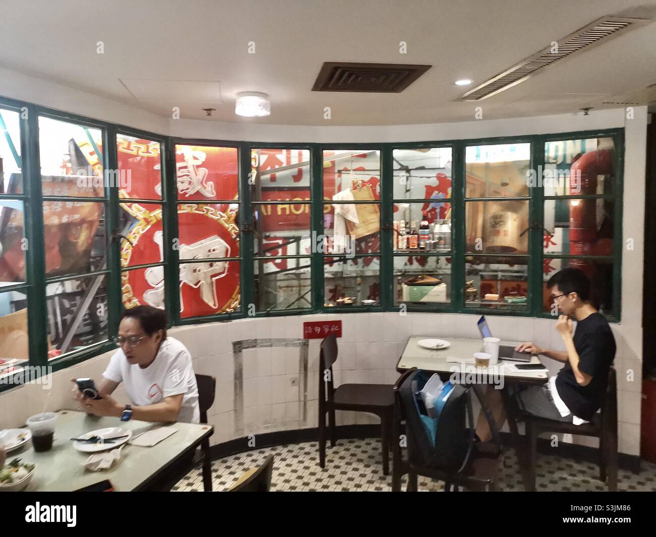 Der Starbucks-Kaffee in der Duddell Street wurde als traditionelles Hongkong-Café entworfen. - Smartphone-aufgenommenes Stockfoto