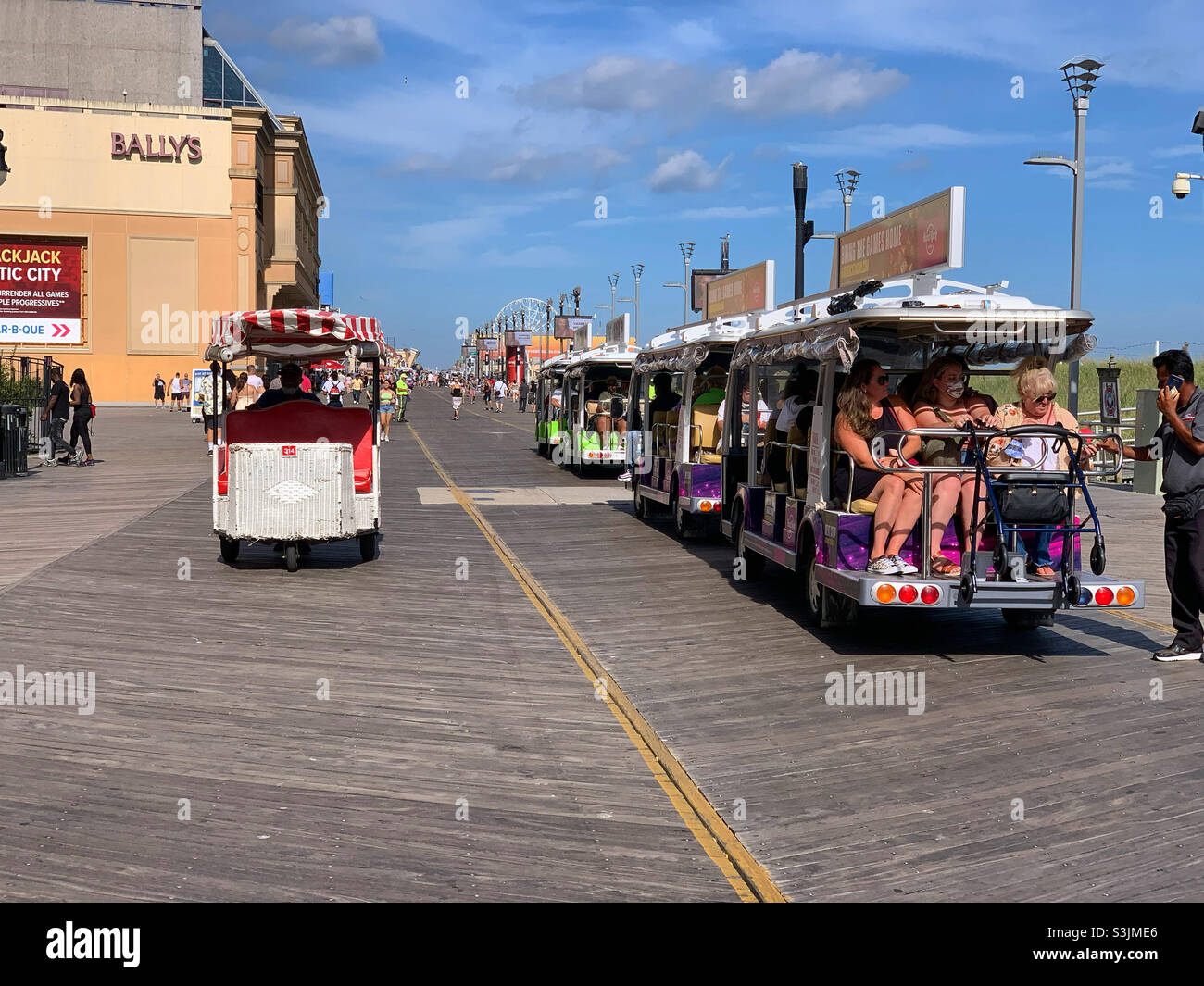 Trams, Atlantic City Boardwalk, Atlantic City, New Jersey, Usa, August 2021 - Smartphone-aufgenommenes Stockfoto