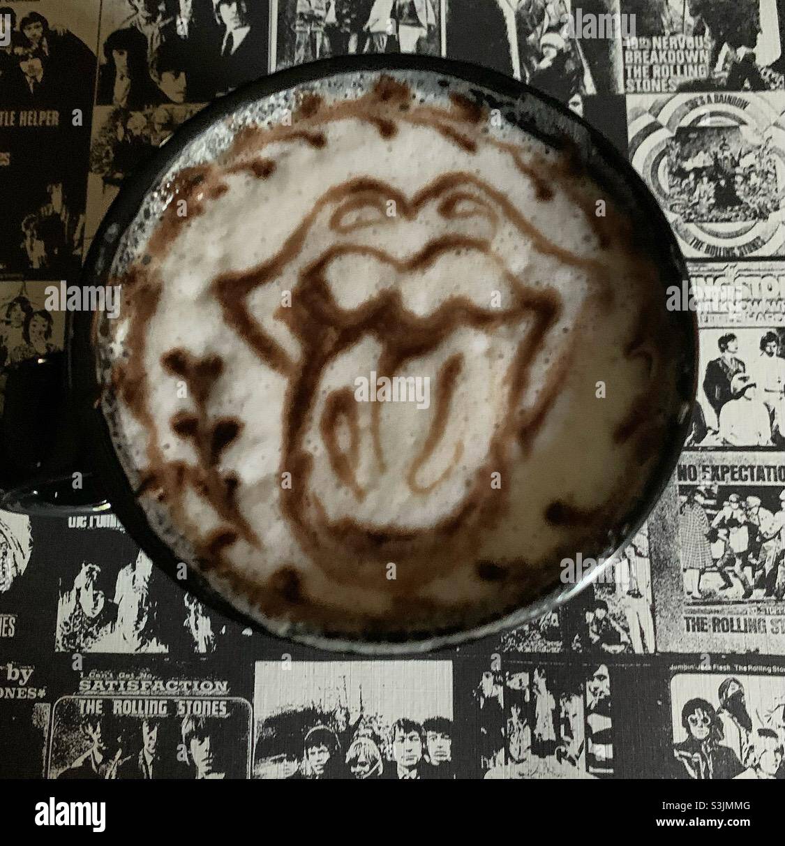 Rolling Stones Latte Art. Kaffee mit Albumhintergrund Stockfoto