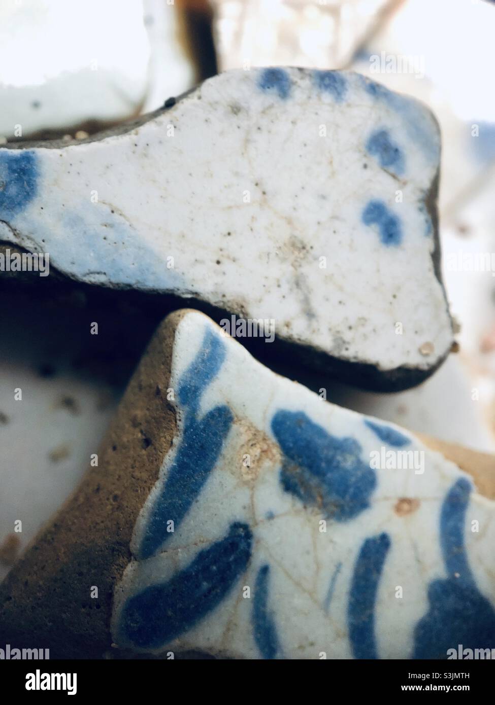 Töpferscherben Zinn glasierte Delfter von Mudlark River Themse gefunden - Smartphone-aufgenommenes Stockfoto