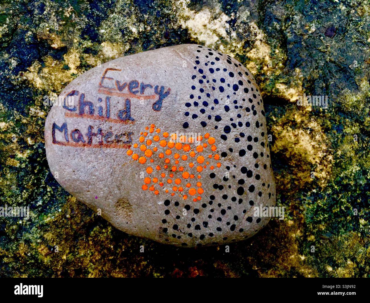 Auf Stein gemalt: Jedes Kind zählt. In Stein gemeißelt. Solides Gestein. Ontario, Kanada. Nachricht. Konzepte: Positiv, positiv, kinderfreundlich. Stockfoto