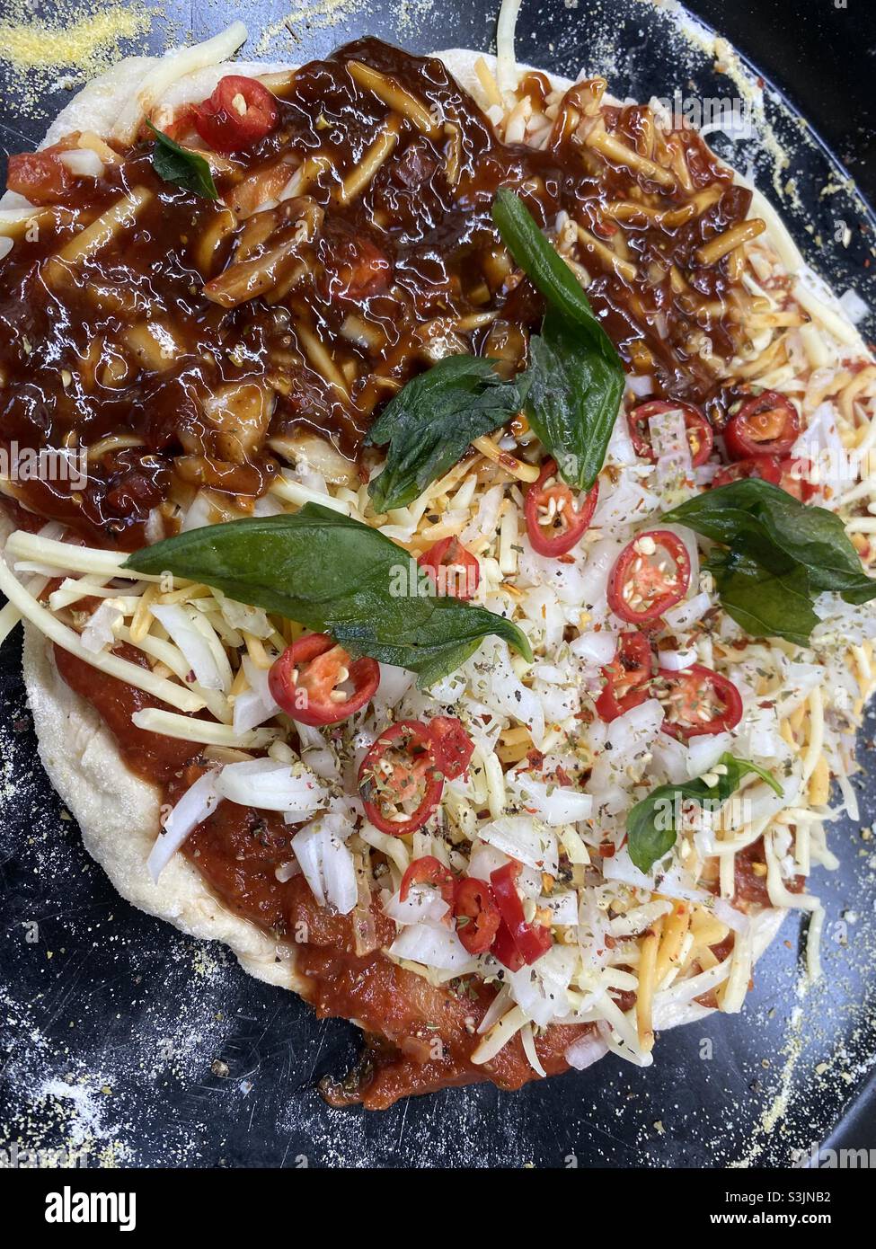 Zubereitete würzige BBQ Pizza in der Pfanne Stockfoto