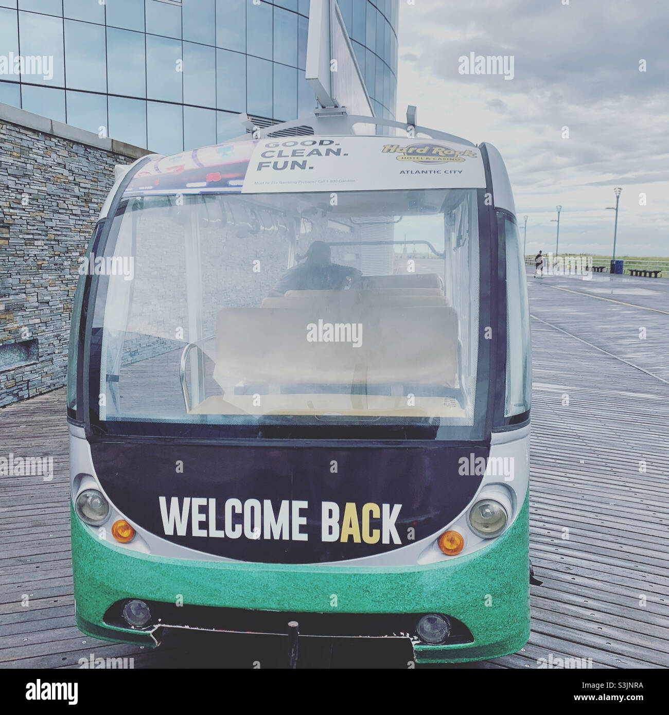 August 2021, Straßenbahn vor dem Ocean Casino Resort, Atlantic City Boardwalk, Atlantic City, New Jersey, USA - Smartphone-aufgenommenes Stockfoto