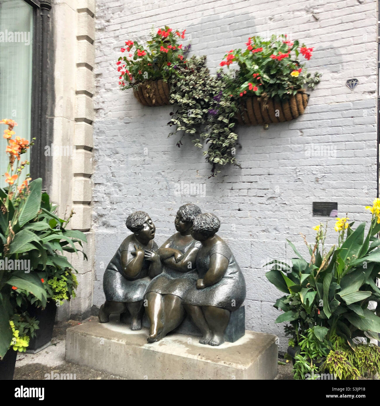 Bronzeskulptur in Montreal, Quebec, Kanada. - Smartphone-aufgenommenes Stockfoto