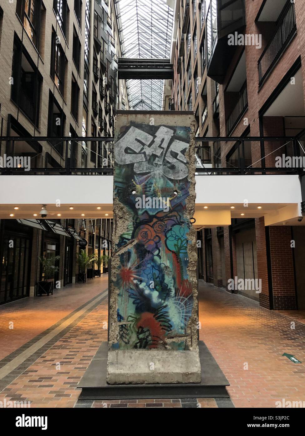Ein Stück Berliner Mauer in einem Einkaufsviertel in Montreal, Quebec, Kanada. Stockfoto