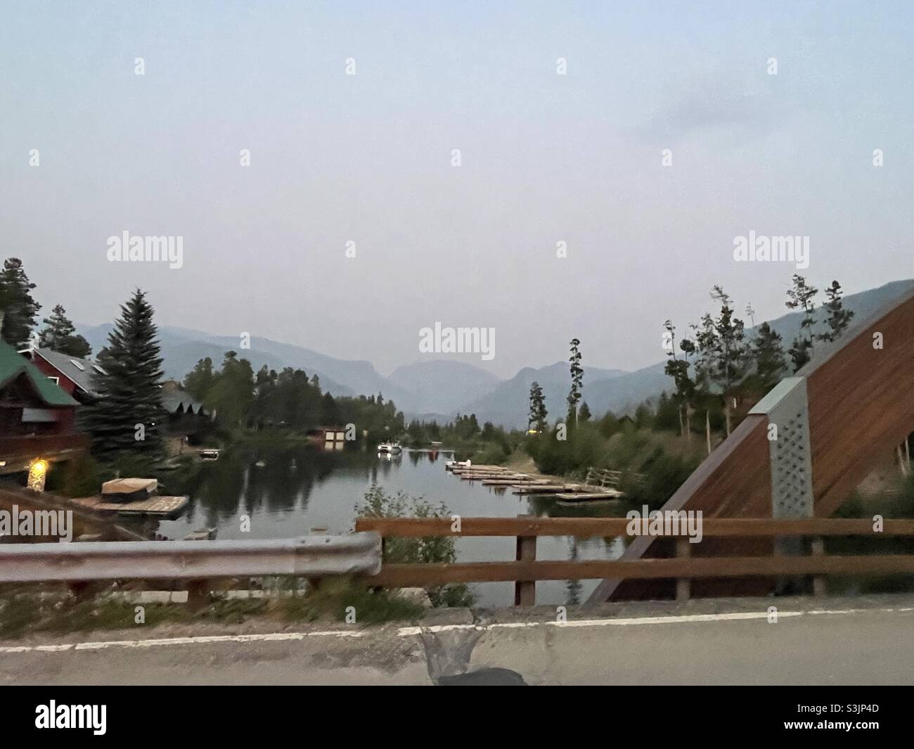 Rocky Mountains hinter dem Grand Lake in Grand Lake, CO bei Dämmerung Stockfoto