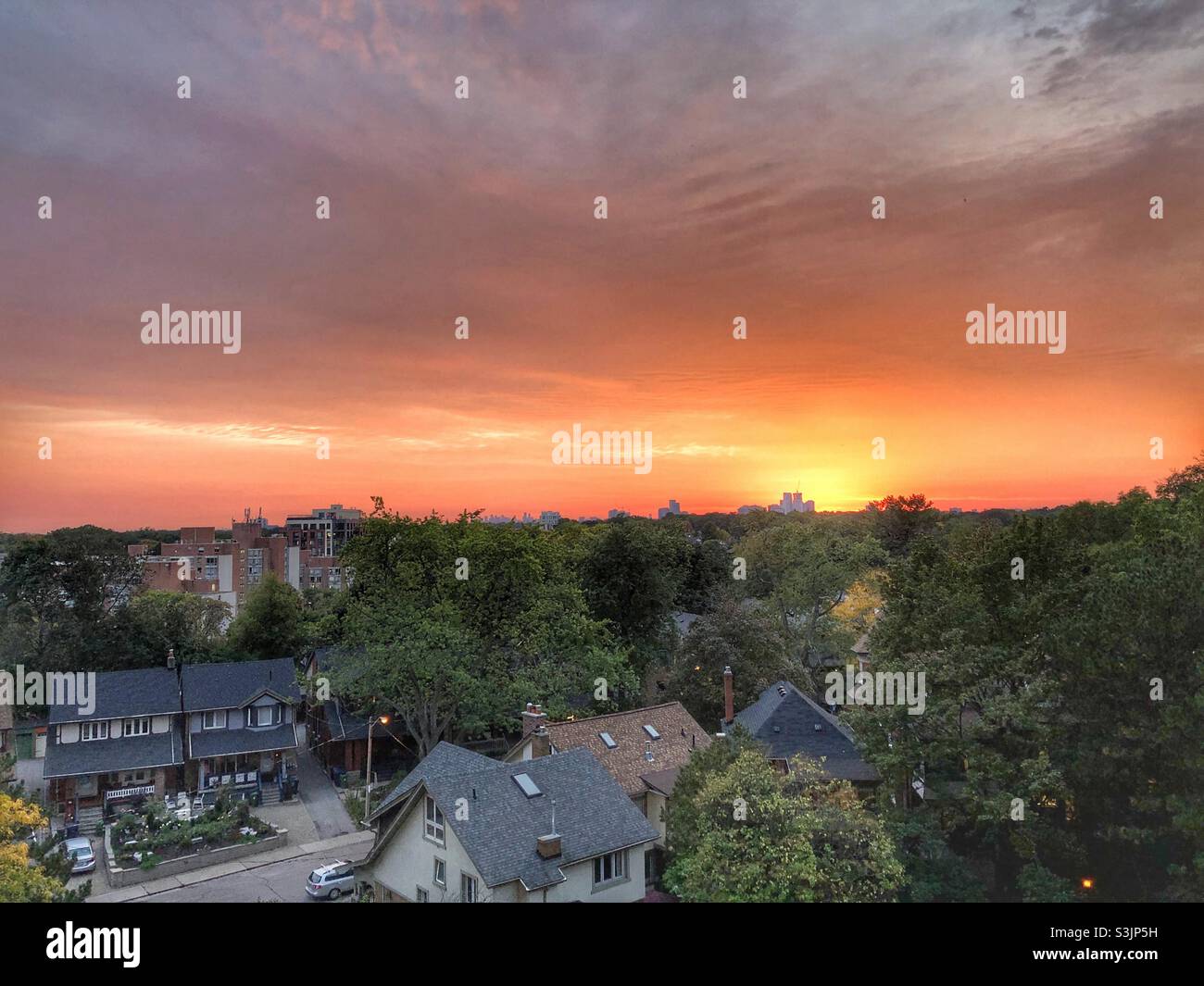 Sonnenuntergang am Horizont in Toronto, Kanada. - Smartphone-aufgenommenes Stockfoto