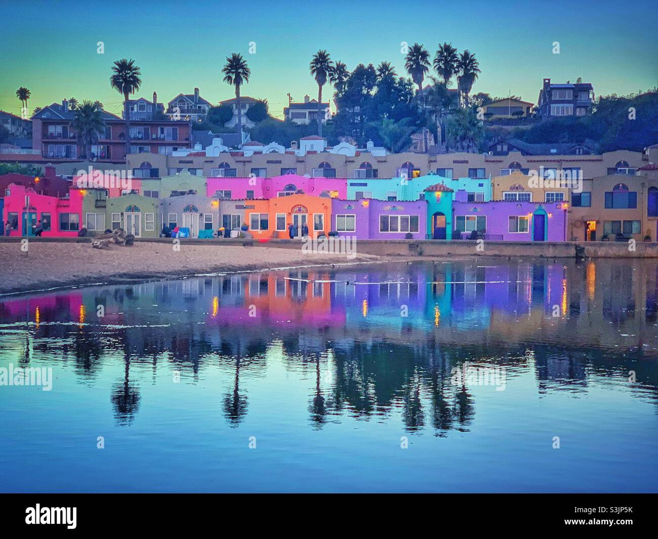 Farbenfrohe Gebäude an der Wasserfront Stockfoto