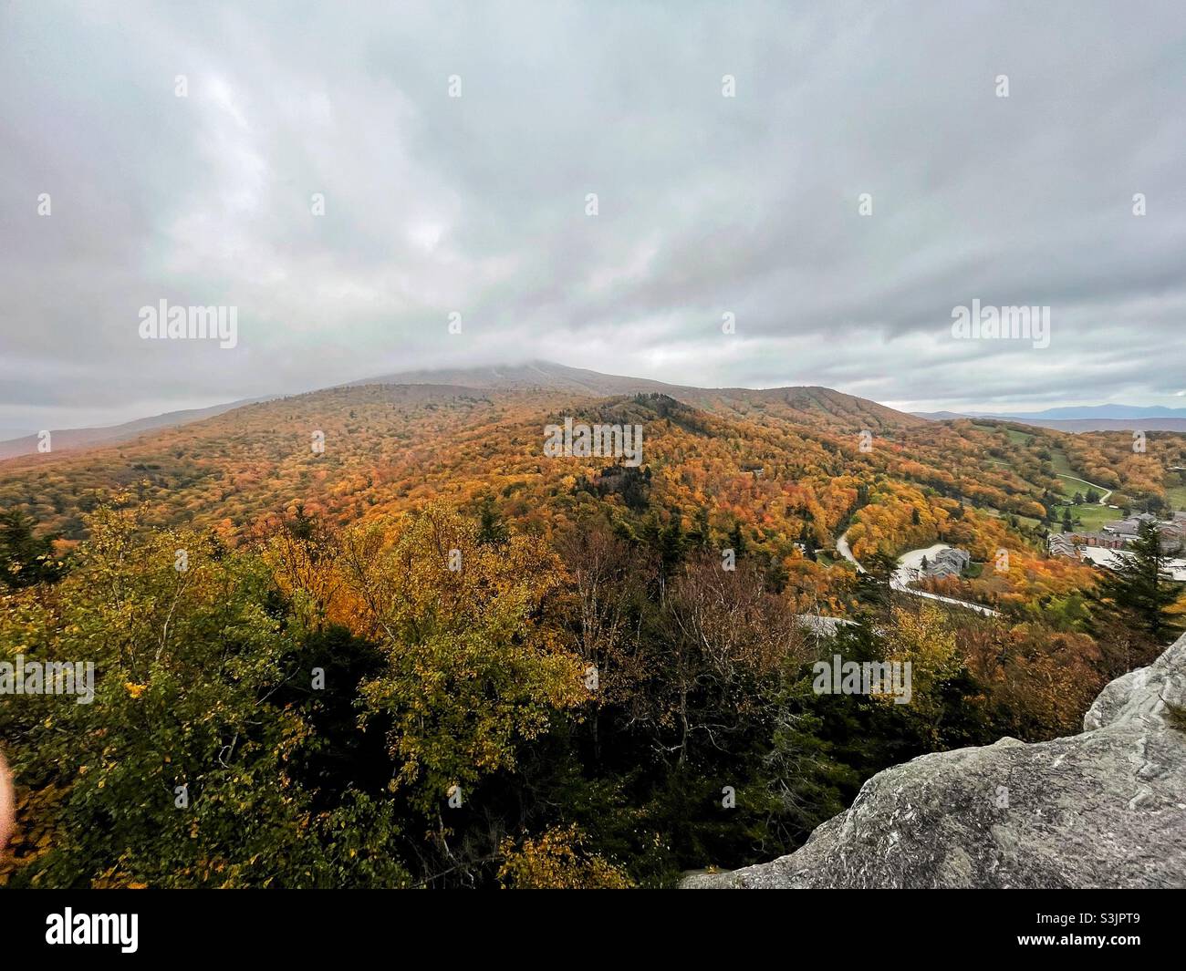Die Herbstfärbung in den Green Mountains von Vermont mit Blick auf das Pico Mountain Resort in Killington. Stockfoto