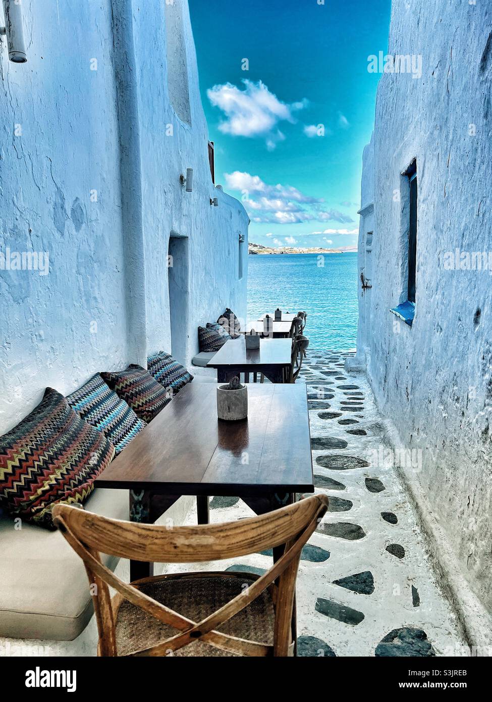 Seitenstraße in Mykonos Griechenland mit Blick auf die Ägäis - Smartphone-aufgenommenes Stockfoto