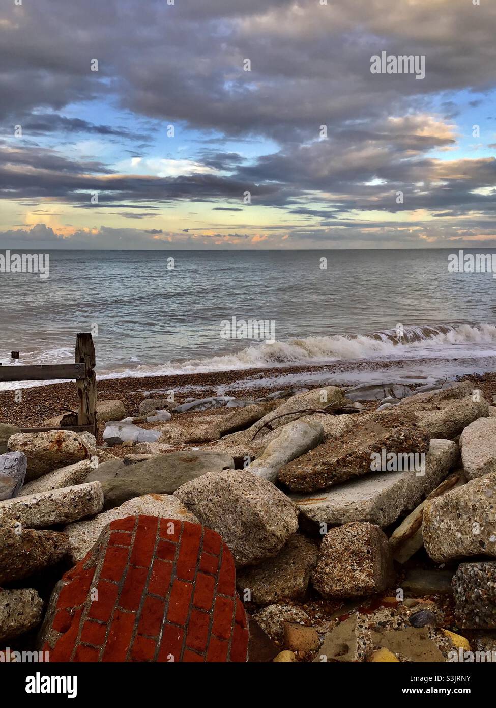Beton und Ziegelsteine am Strand von East Sussex Stockfoto