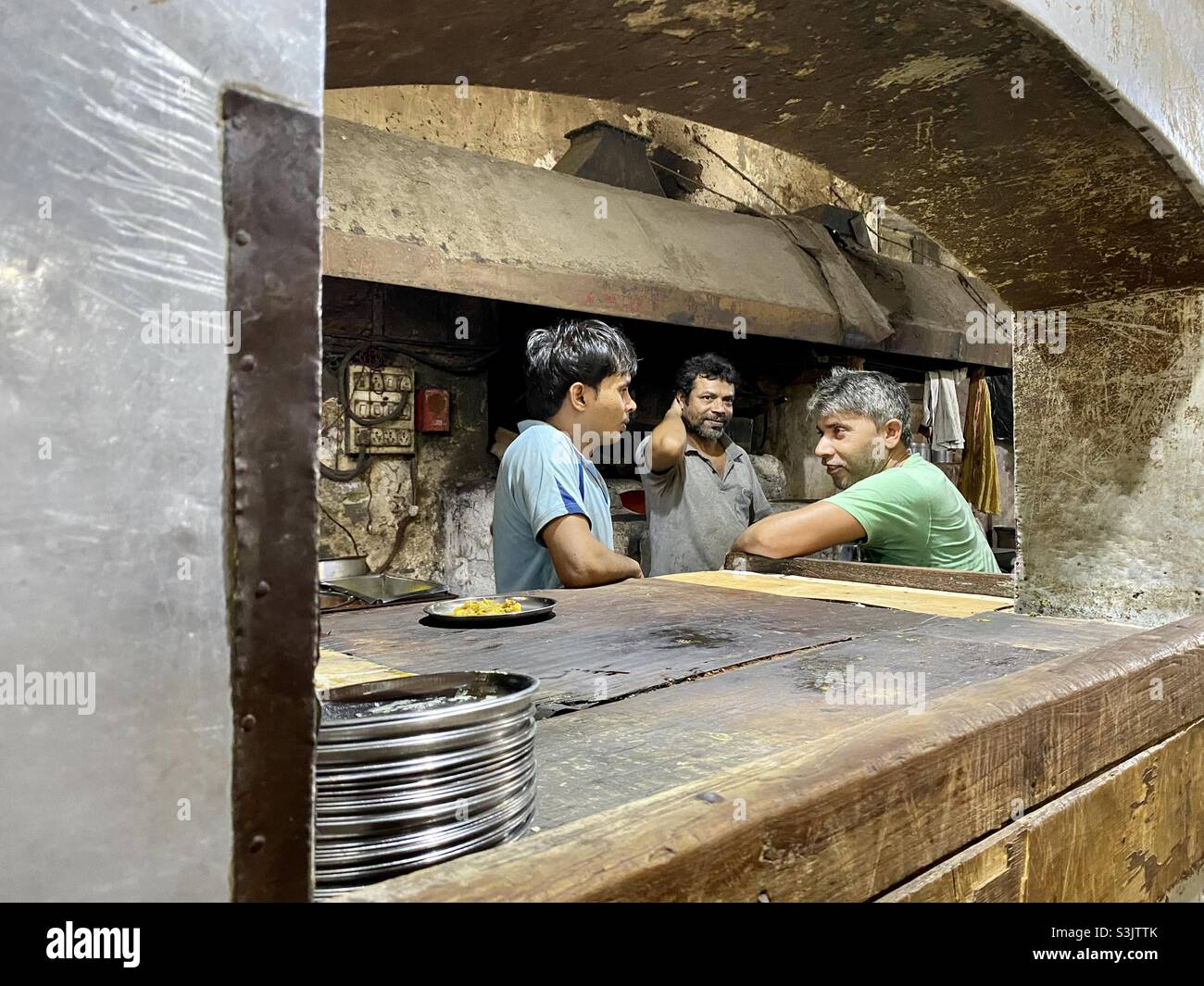 Das Restaurantpersonal wartet in einem sehr alten Restaurant in mumbai auf Bestellungen. Stockfoto