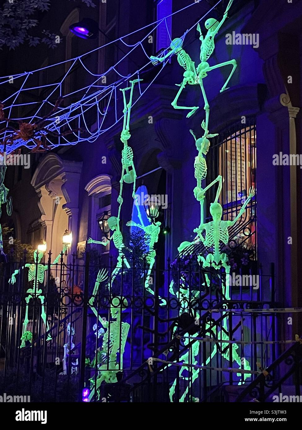 Hell erleuchtetes Skelett Halloween Display auf einem Brownstone in Murray Hill, 2021, New York City, USA - Smartphone-aufgenommenes Stockfoto