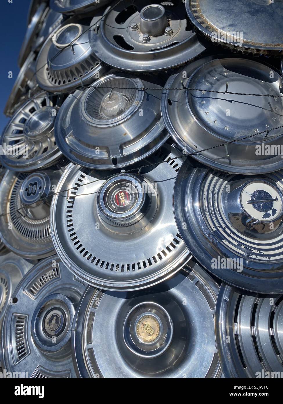 Haufen alter Hubcaps Stockfoto