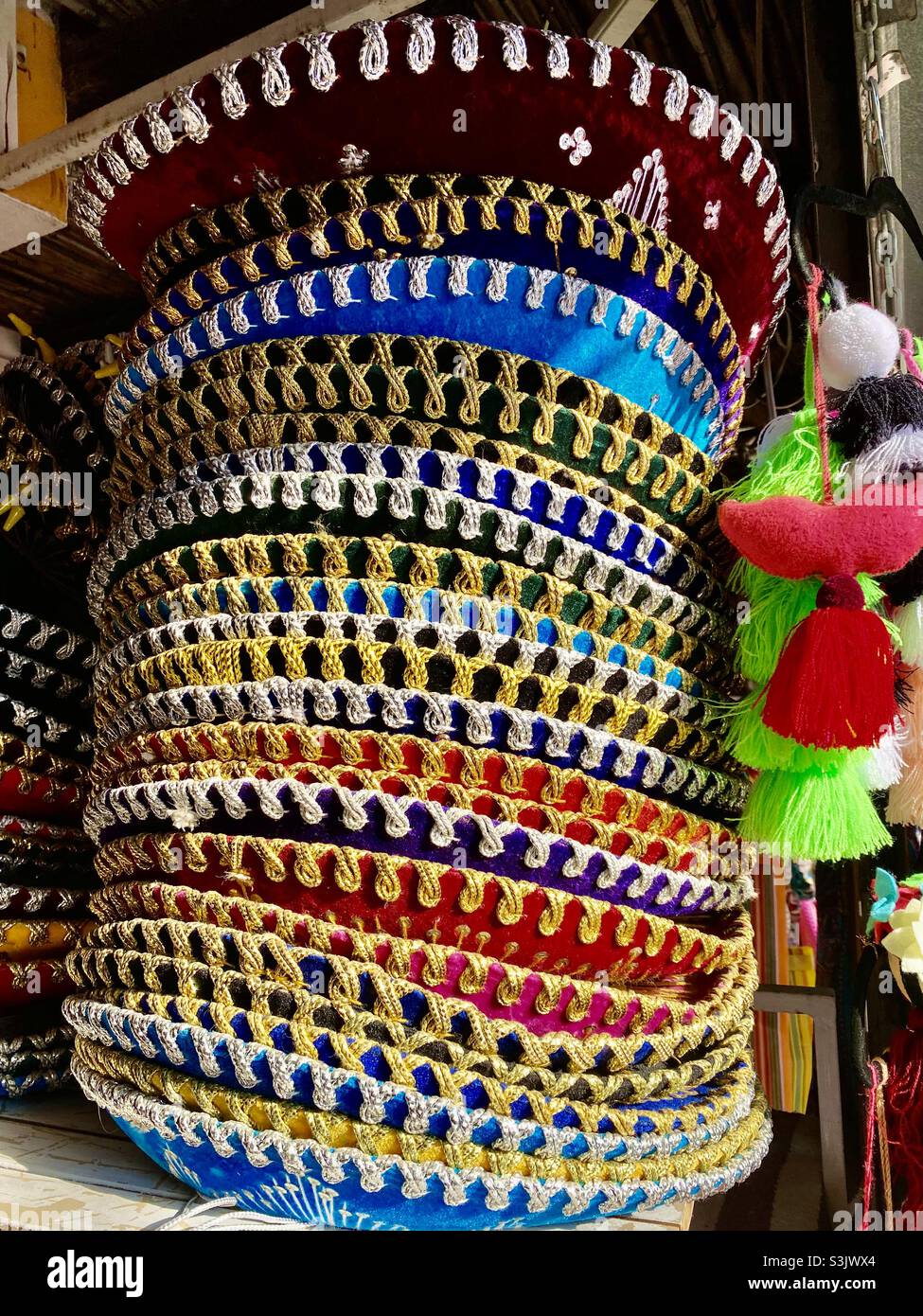 Mexikanische Sombreros auf dem Marktplatz in Cabo Stockfoto