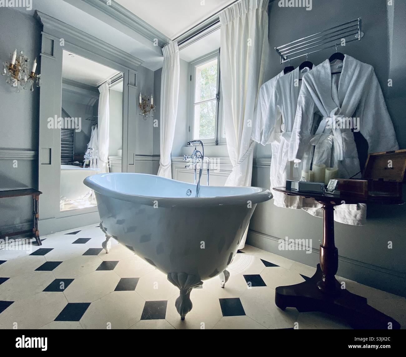 Klassisches französisches Badezimmer mit antiker Badewanne in Paris, Frankreich Stockfoto
