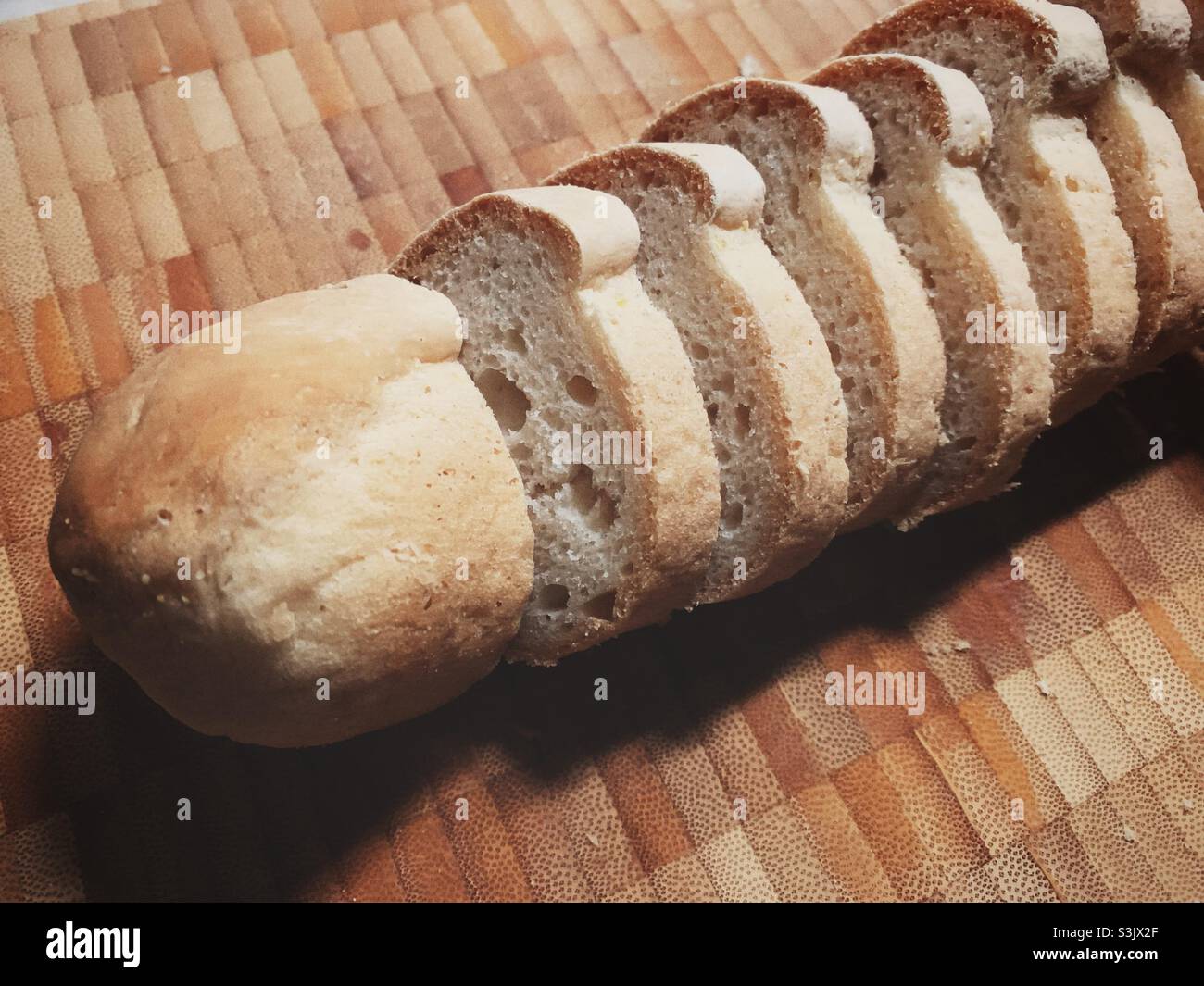 Laib glutenfreies Brot auf Schneidebrett Stockfoto