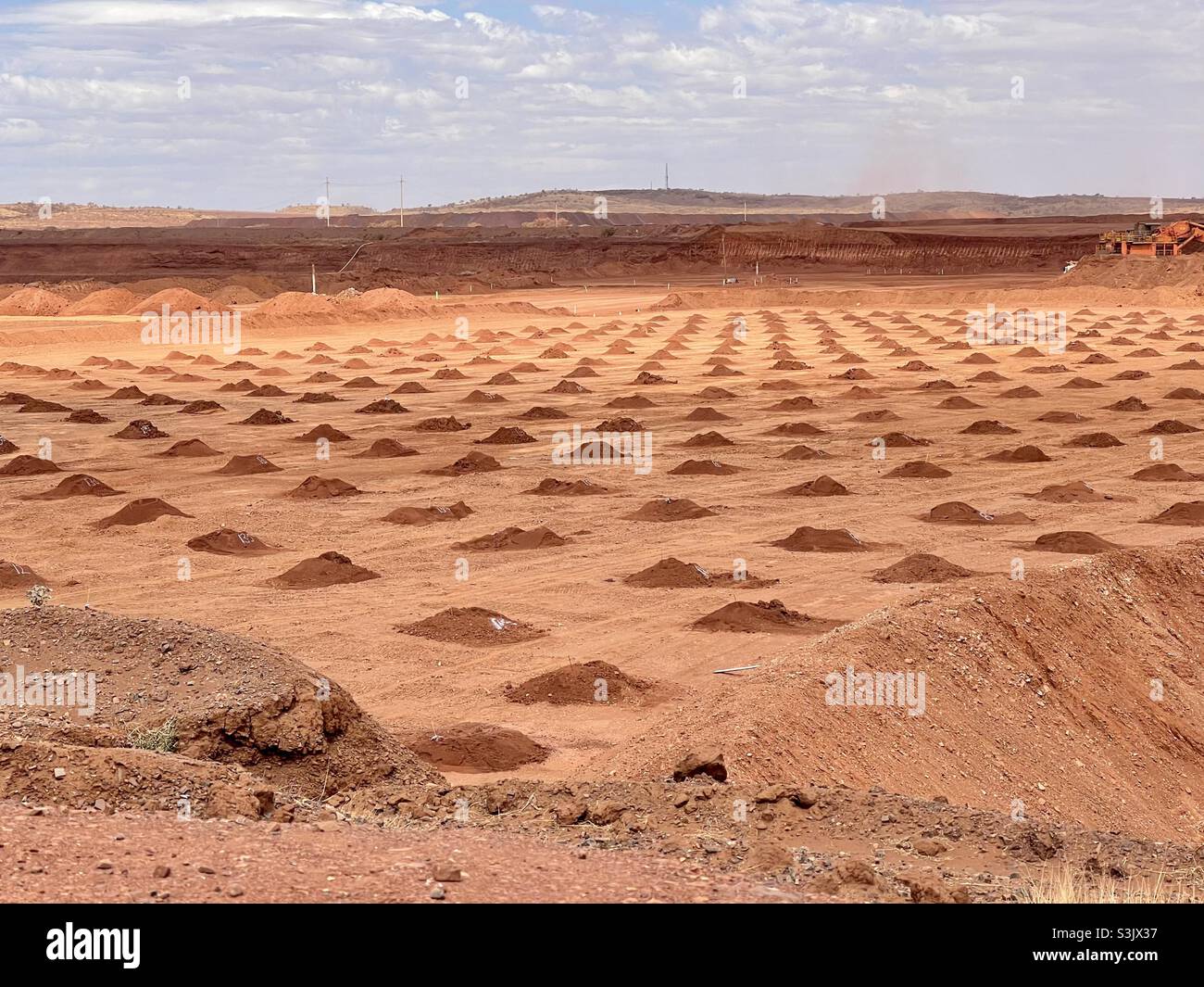 Bohren Sie an einer Eisenerzmine Löcher, die mit Sprengstoff gefüllt werden können Stockfoto