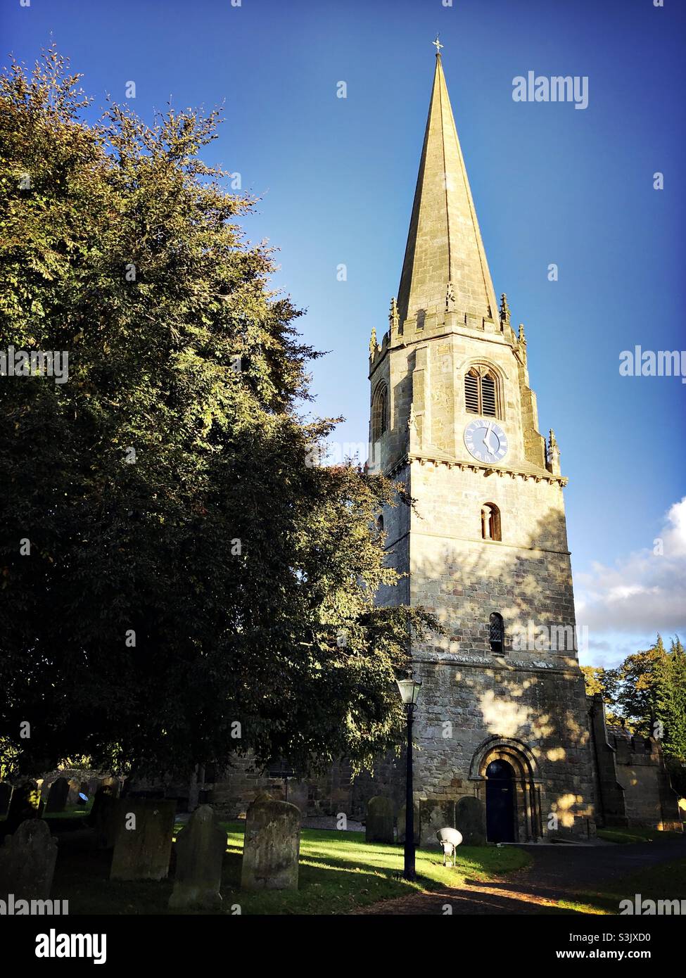 St. Mary’s Church in der Stadt Masham, North Yorkshire, England, Vereinigtes Königreich - Smartphone-aufgenommenes Stockfoto