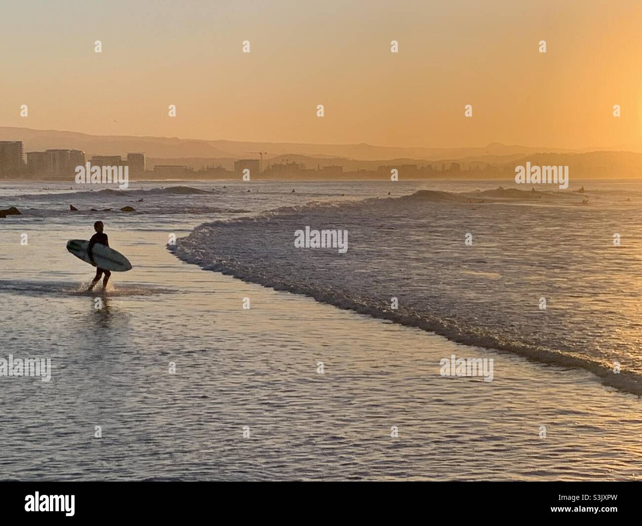 Surfer bei Snapper Rocks, Coolangatta Stockfoto