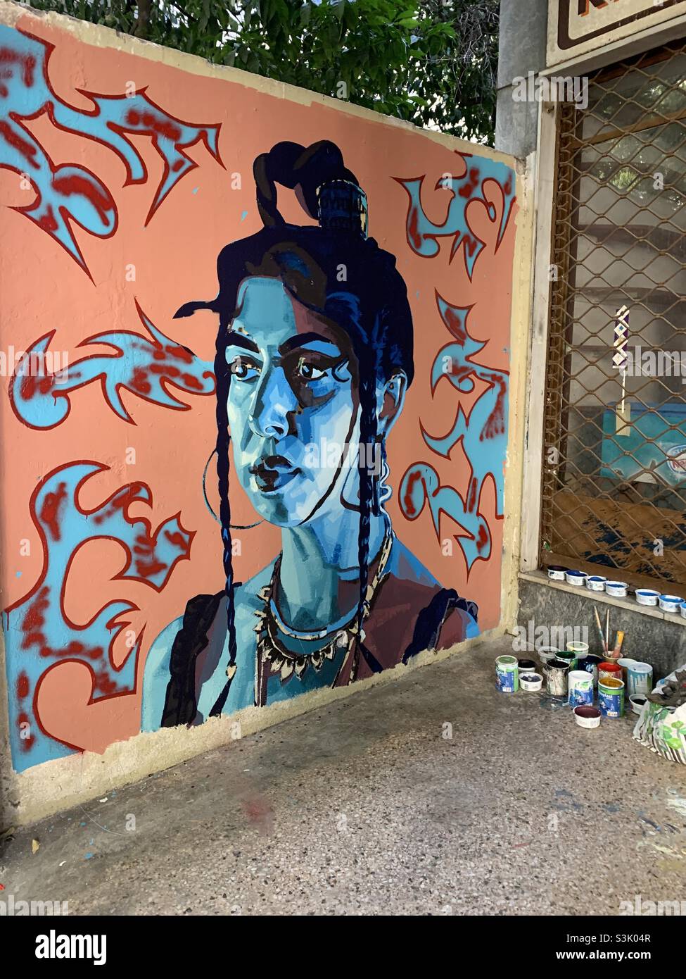 Street Art mit Farbtöpfen auf einer Seite in Athen - Smartphone-aufgenommenes Stockfoto