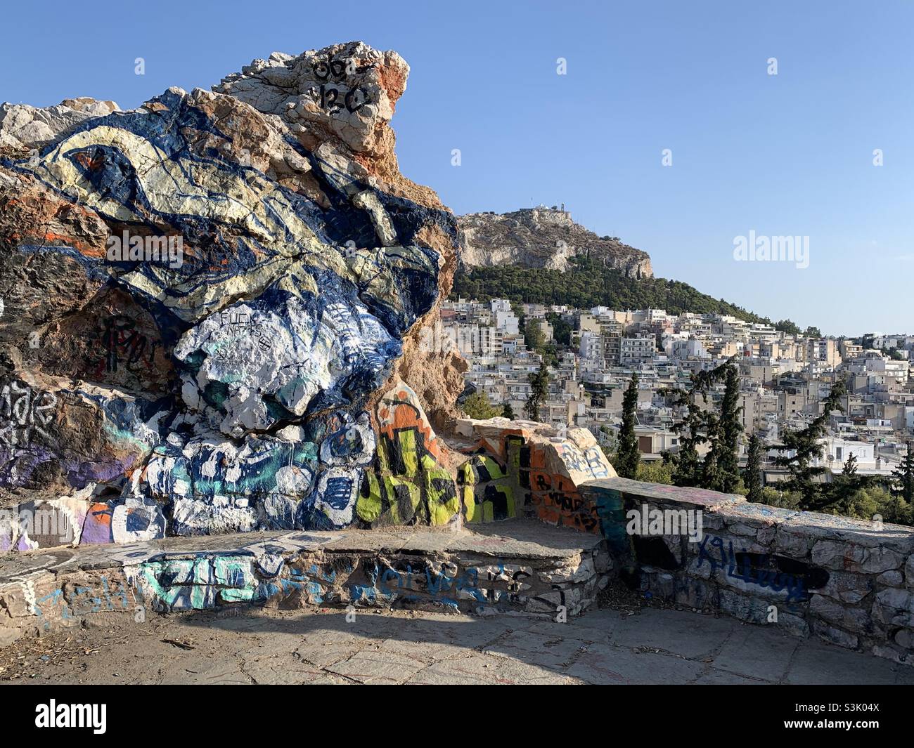 Felsiger Gipfel auf dem Strefi-Hügel in Athen Stockfoto