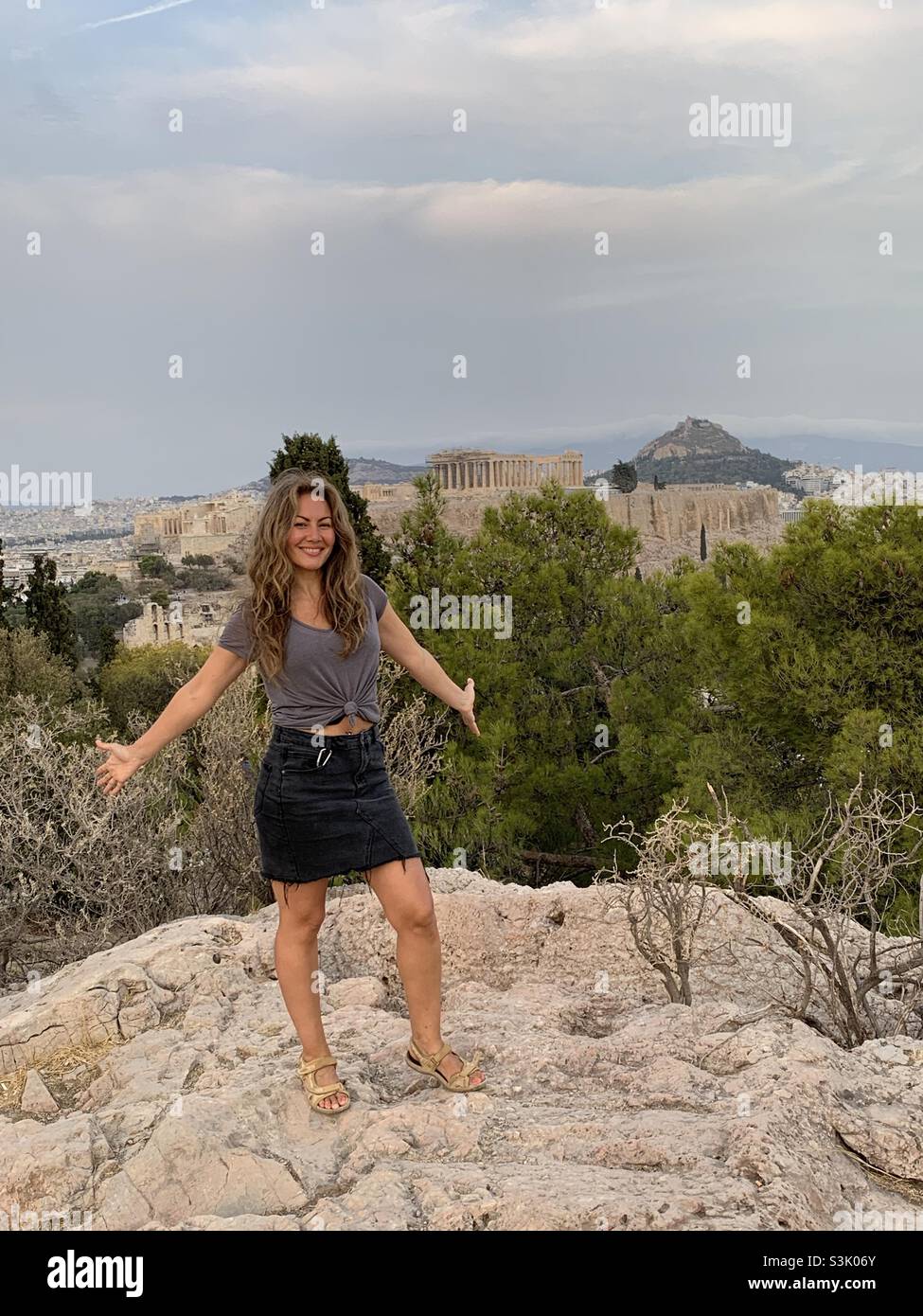 Frau, die den Blick auf das philopappos-Denkmal genießt Stockfoto