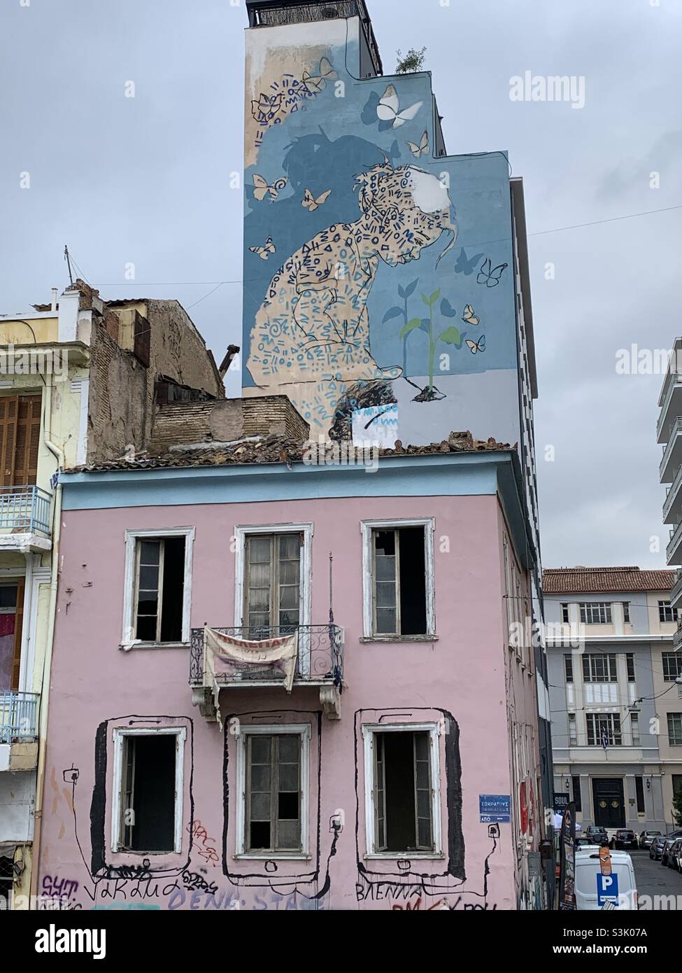 Schäbiges Gebäude mit Straßenkunst in Athen Stockfoto