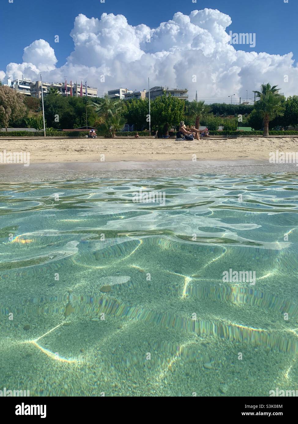 Blick vom klaren Wasser des Strandes von Athen Stockfoto
