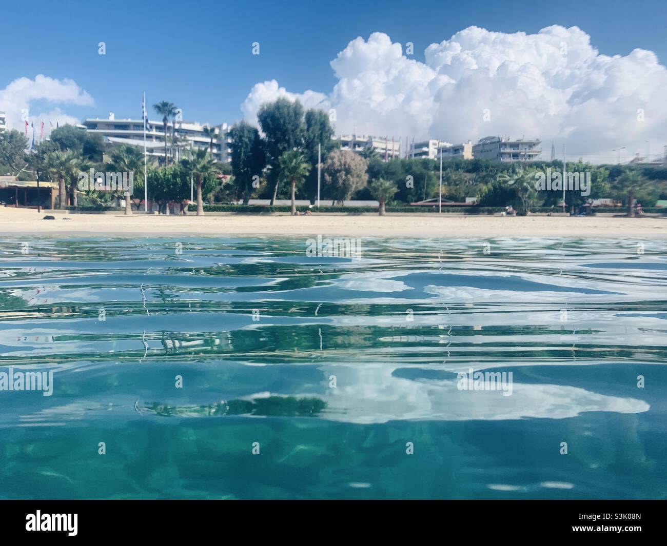 Blick auf den Strand von Athen vom Wasser aus Stockfoto