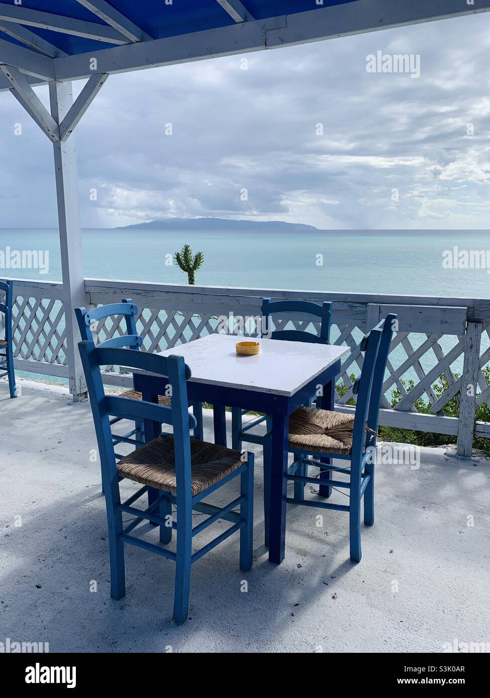 Leerer Tisch im Restaurant in Griechenland kefalonia Stockfoto