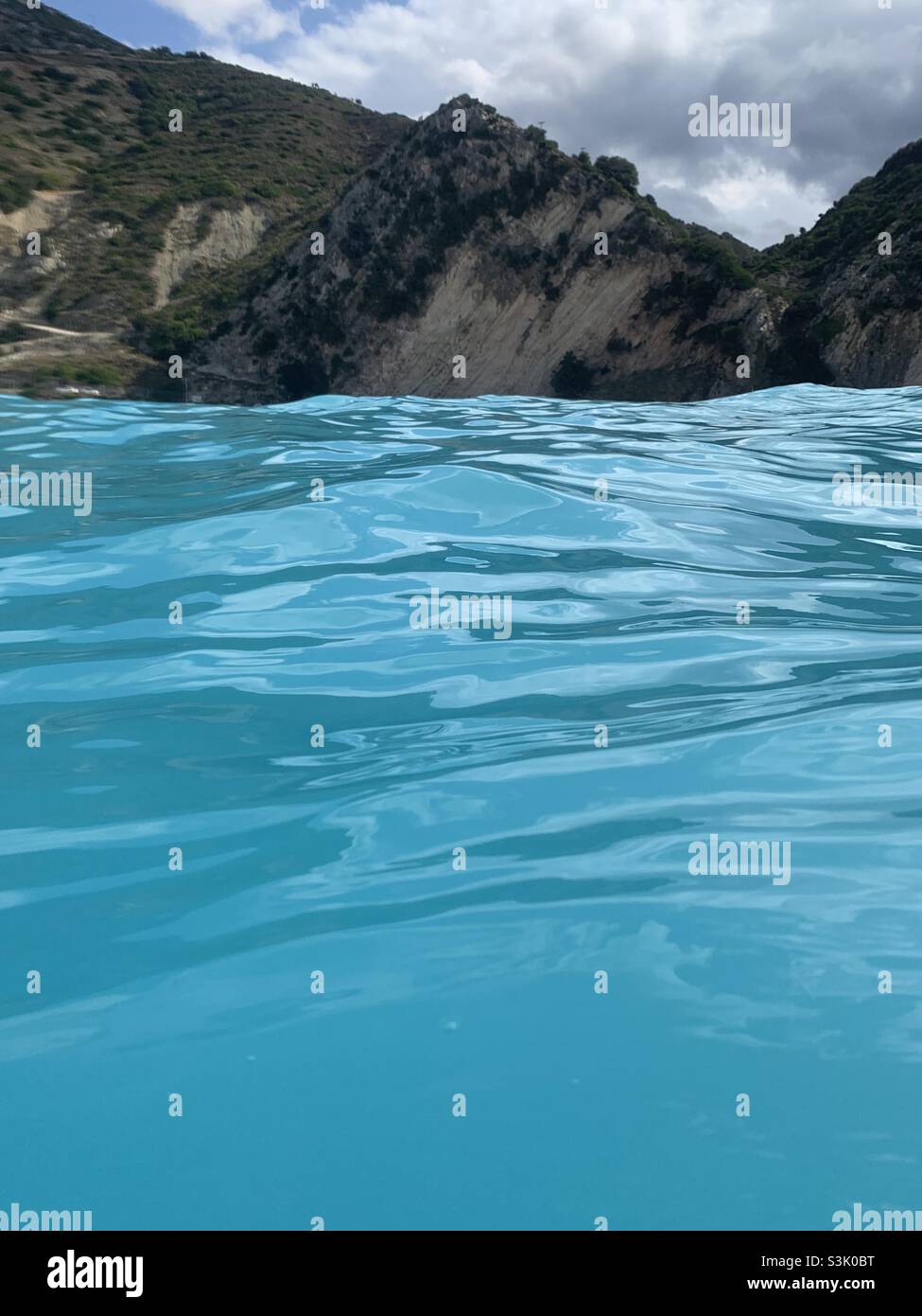 Blick auf den Strand von Myrtos vom Meer aus - Smartphone-aufgenommenes Stockfoto