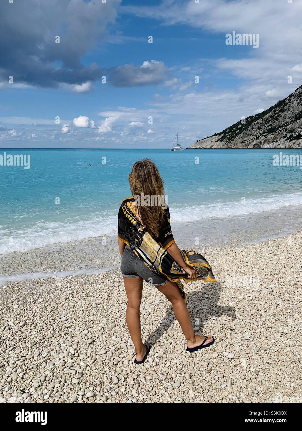 Frau mit Blick aufs Meer am Myrtos Strand kefalonia Stockfoto