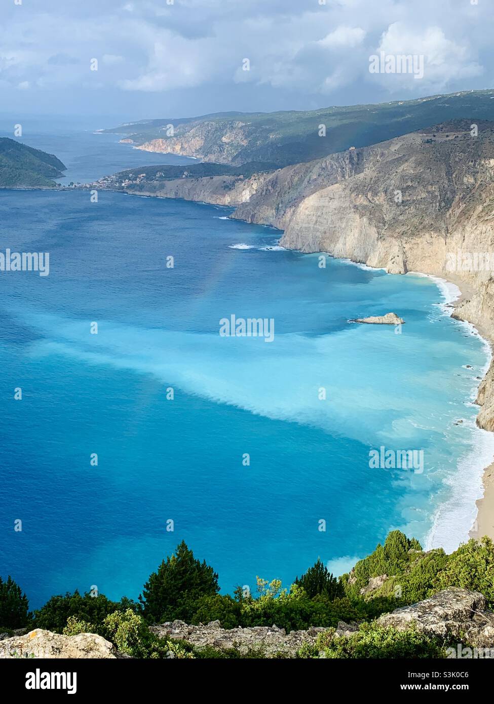 Blick auf ASOS kefalonia von oben mit türkisfarbenem Meer - Smartphone-aufgenommenes Stockfoto