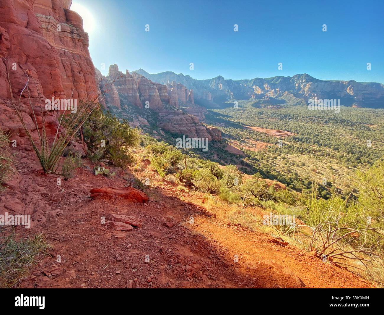 Wanderweg, der an einem hellen, sonnigen Morgen zur Red Rock Formation Snoopy Rock in Sedona, Arizona, führt - Smartphone-aufgenommenes Stockfoto