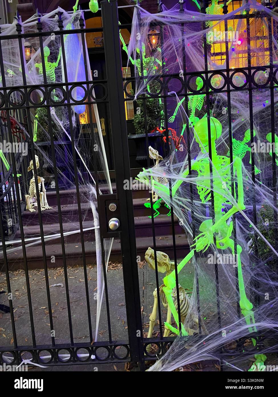Leuchtende fluoreszierende Halloween-Skelette vor dem Brownstone in Murray Hill, 2021, New York City, USA - Smartphone-aufgenommenes Stockfoto