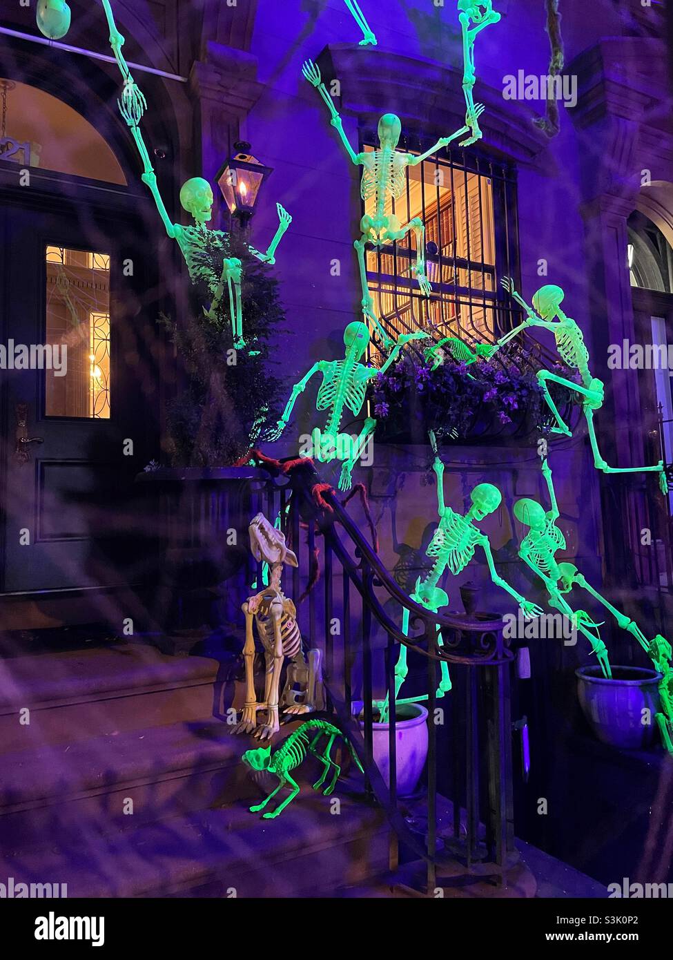 Leuchtende Skelett Halloween Dekorationen auf einem Brownstone in Murray Hill, 2021, NYC, USA - Smartphone-aufgenommenes Stockfoto