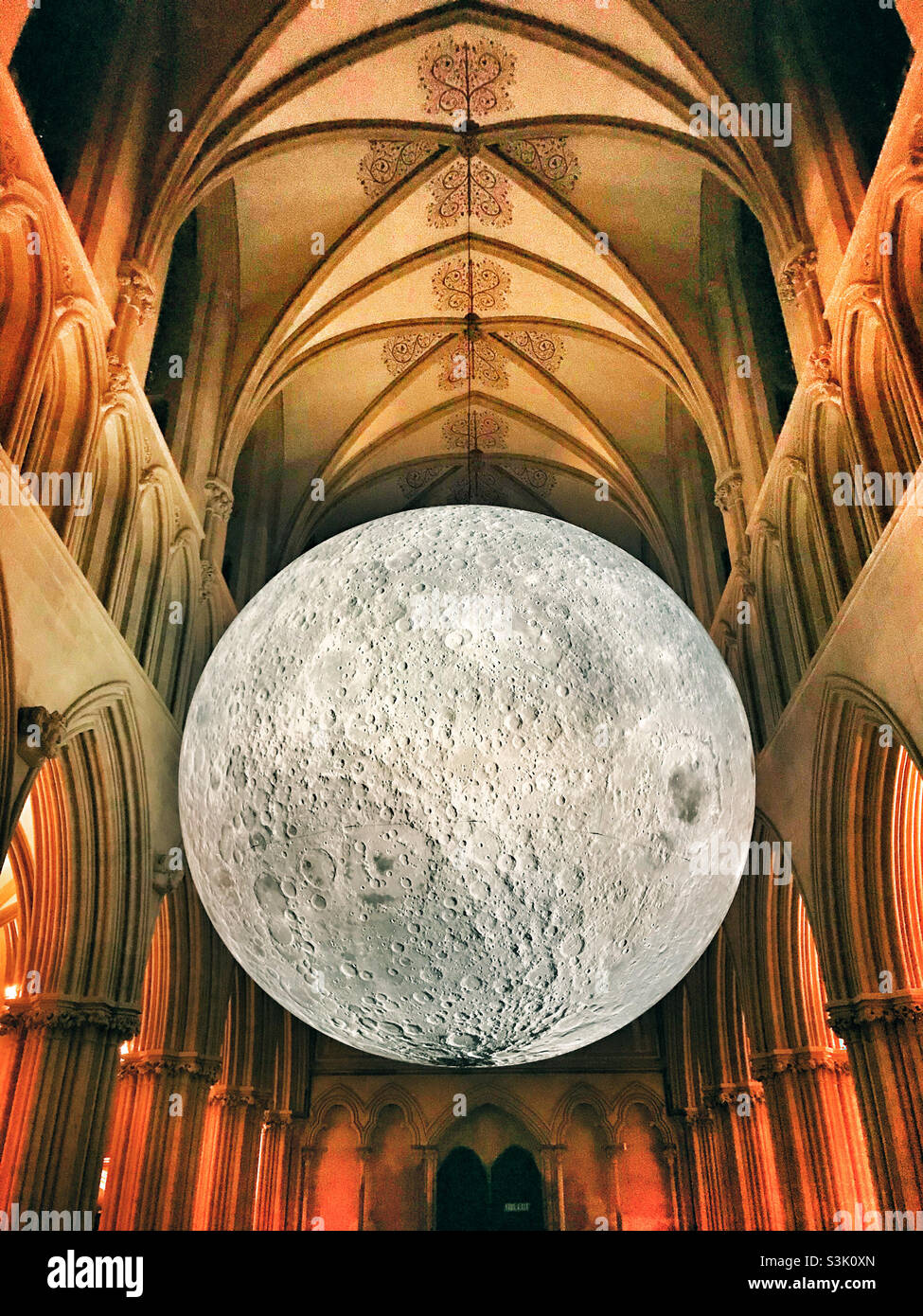 Im Kirchenschiff der Wells Cathedral in Somerset schwebt ein Riesenmond des in Bristol lebenden Künstlers Luke Jerram, der das Mondfest feiert Stockfoto