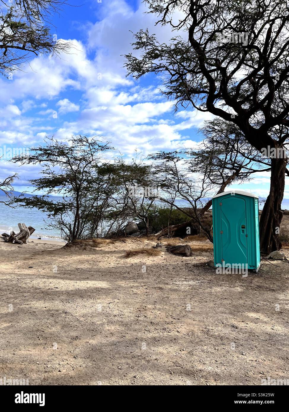 Blaue tragbare Toilette am Strand auf Maui. Stockfoto