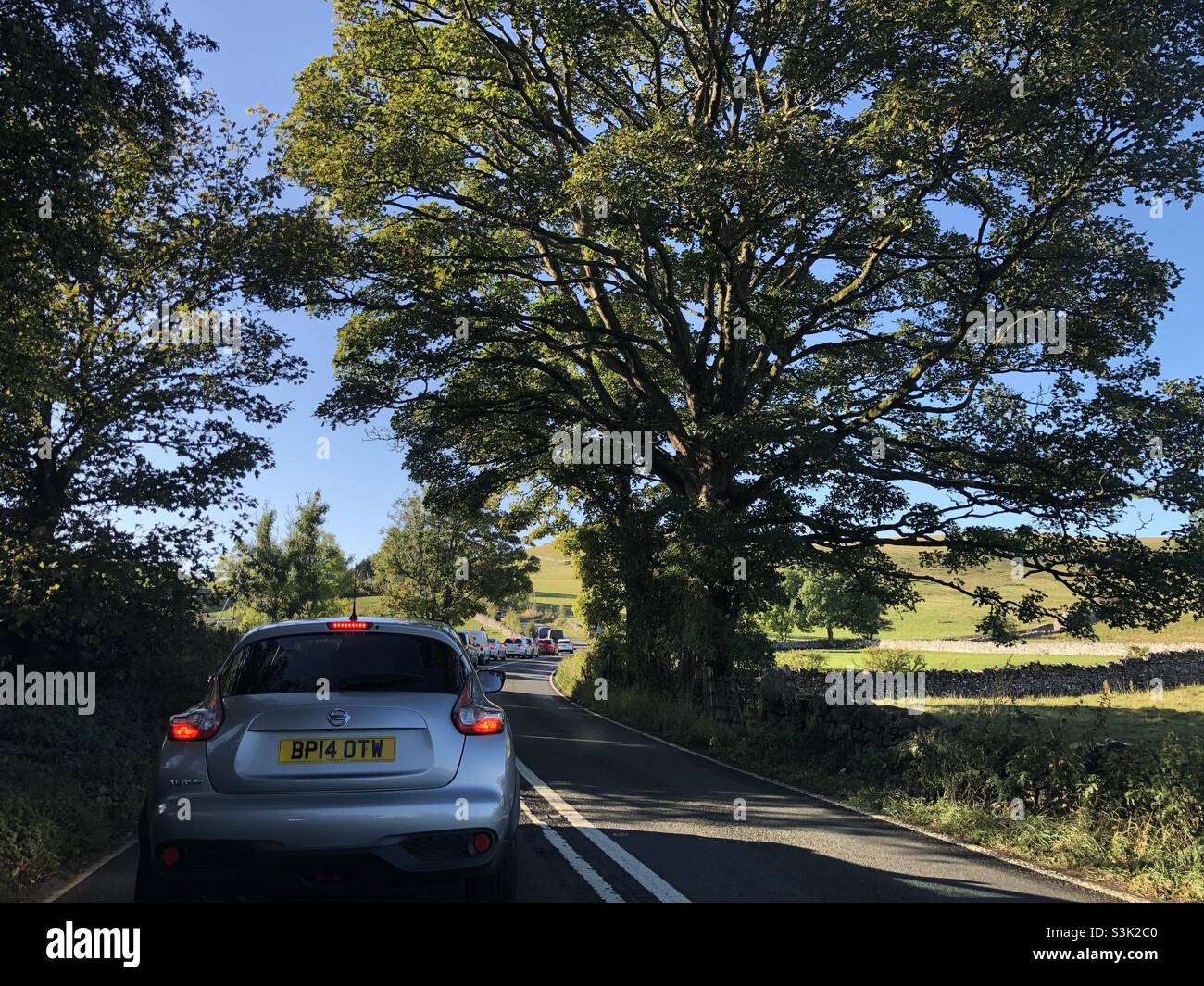 Autos im Stau auf dem Land, England, Großbritannien - Smartphone-aufgenommenes Stockfoto