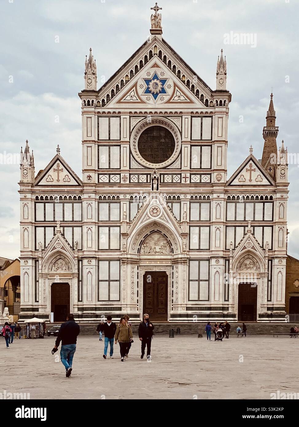 Die Basilica di Santa Croce (italienisch für die Basilika des Heiligen Kreuzes'). Es liegt an der Piazza Santa Croce in Florenz. Es ist die Begräbnisstätte einiger der berühmtesten Italiener. Stockfoto